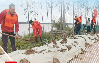 海报｜一夜筑起千米堤坝，5日记者赴垦利宁海西滩防汛抗洪现场
