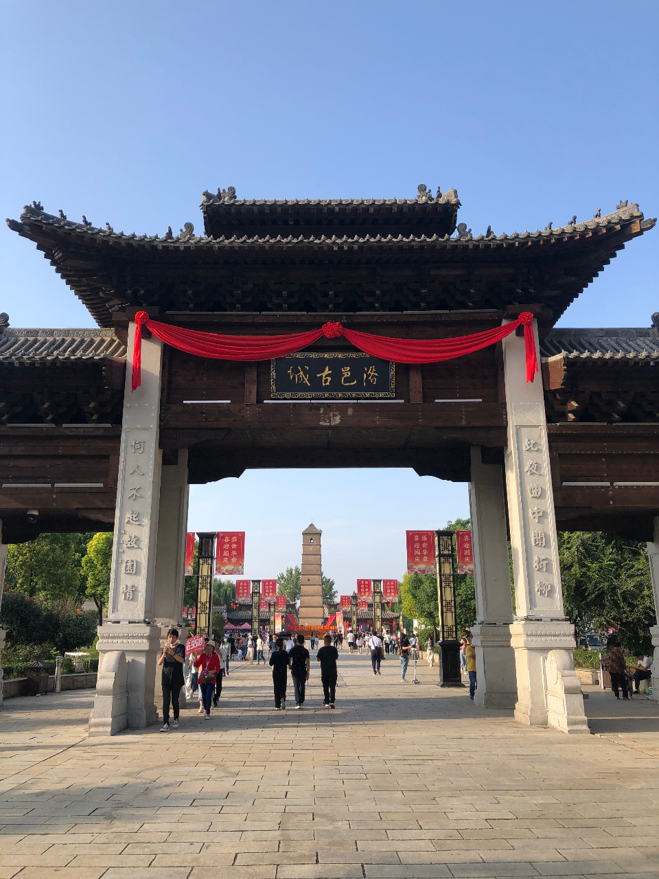 《春夜洛城闻笛》,全诗如下:洛阳市洛邑古城文化旅游风景区的牌楼进口