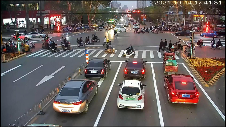 8旬老人出门迷路,滕州一市民等红灯时拍下暖心一幕