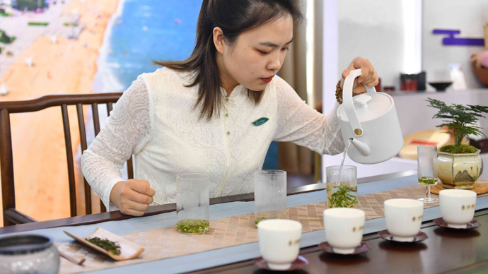 果然视频|日照绿茶、黑陶、农民画等特色产品亮相新闻发布会