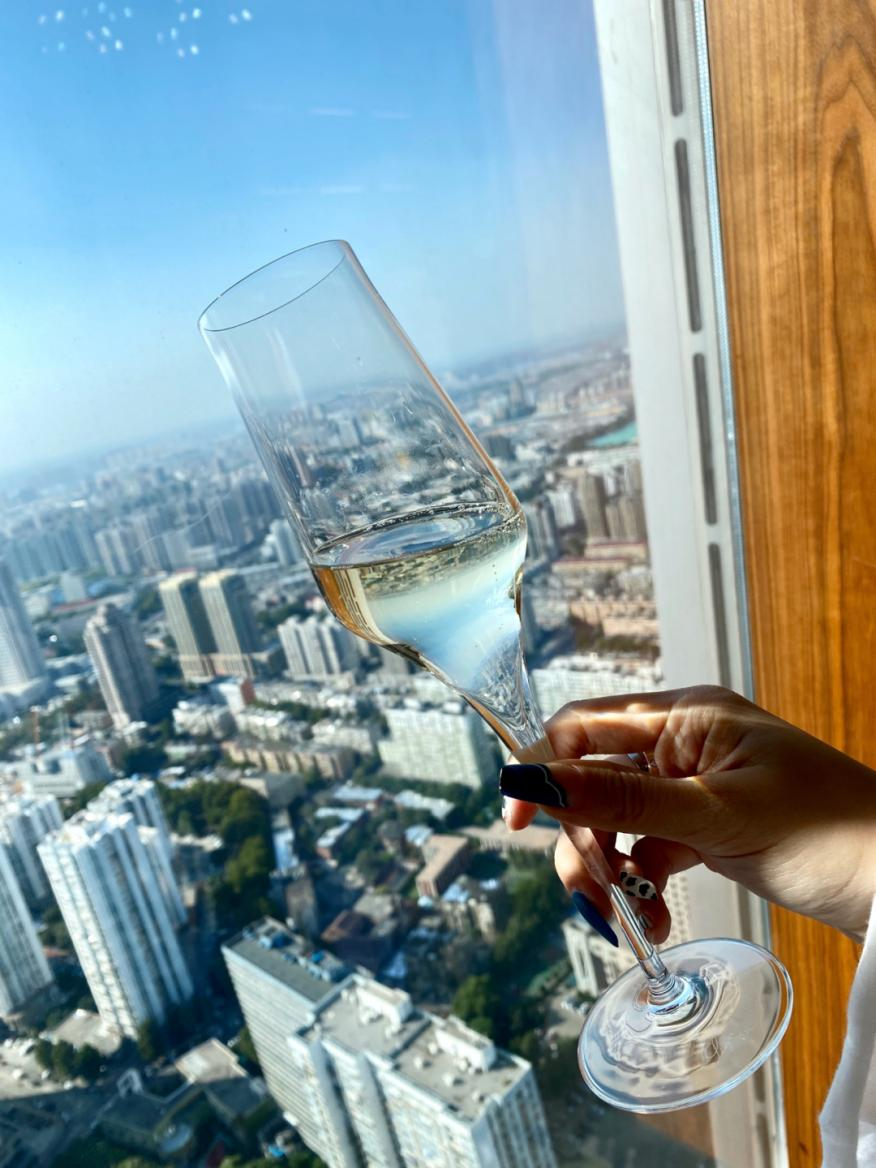 齐鲁美食节，到泉客厅体验在云端的享受 俯视泉城美景