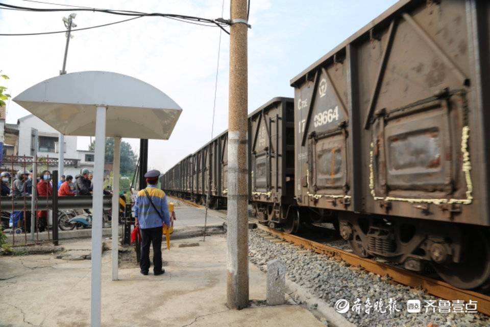 淄博一大货车冲上铁路道口工紧急拦停列车