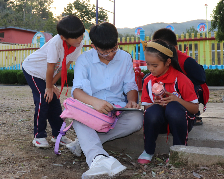 一边是梦想中城市的繁华生活，一边是条件艰苦的农村教学工作，一批年轻人想都没想就选择了后者。作为一名乡村教师，他们愿意成为一束光，来照亮农村娃前行的路。齐鲁晚报·齐鲁壹点记者对山东乡村教师展开蹲点采访。