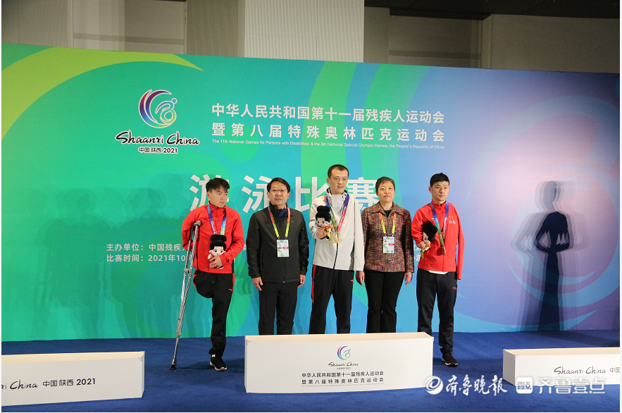 山东代表团团部领导观看游泳比赛并为取得冠军的贾红光颁奖