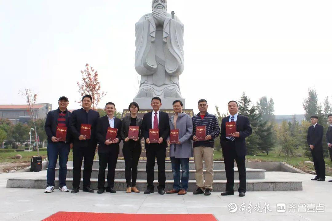 庆母校生日，山东旅游职业学院校友捐赠孔子像