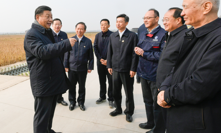 10月20日至21日,习近平总书记在省委书记李干杰、代省长周乃翔陪同下,深入东营市的黄河入海口、农业高新技术产业示范区、黄河原蓄滞洪区居民迁建社区等,实地了解黄河流域生态保护和高质量发展情况。
