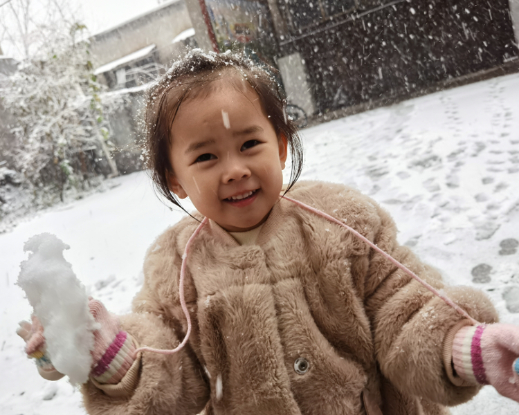 立冬日，11月7日，山东迎来今冬首场暴雪！北风呼啸气温低，7日早，德州聊城济南等地已经开始降雪。