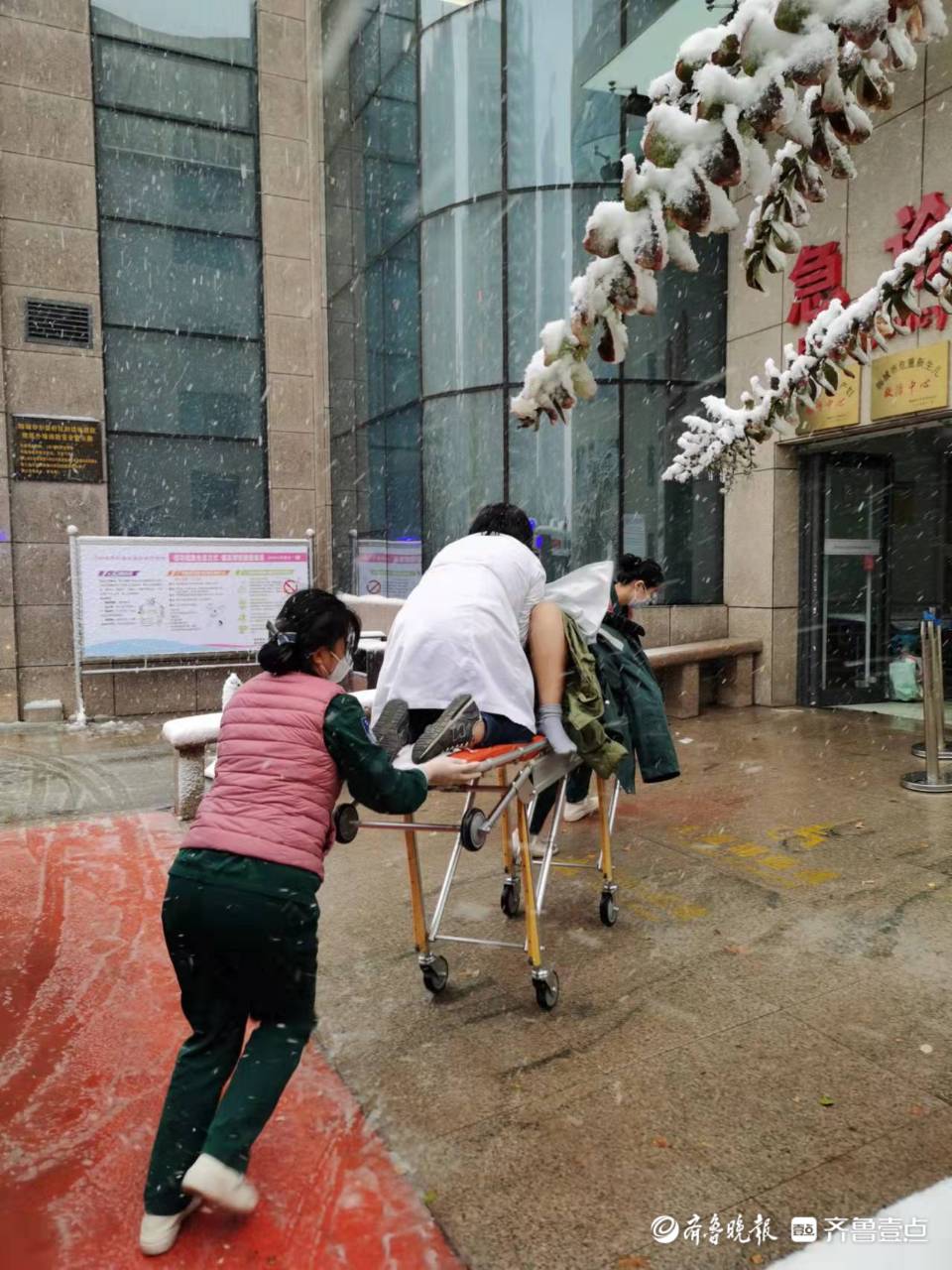 暴风雪中跪着救护产妇，聊城今冬首场雪更显温暖