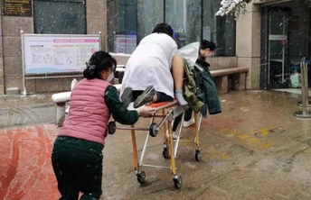 致敬！聊城一医护人员暴雪中跪救产妇，壹点情报员拍下最暖雪中情