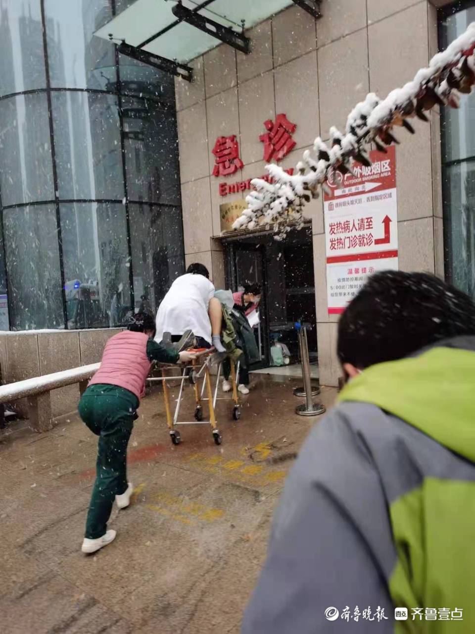 聊城暴风雪中脱棉袄、跪姿救护产妇，照片中的三名医护找到了