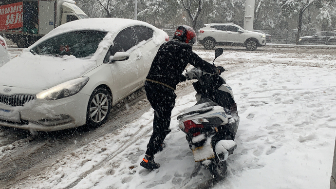 果然视频|雪中打滑推车前行！济南情报员：一公里路走了50分钟