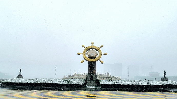 雪花飞舞，初雪中的中海风景区宛如仙境
