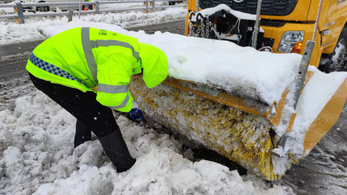 直播济南|你被困在路上了吗？这场大雪“冻”住了城市交通