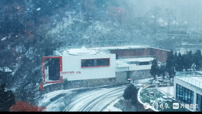 壹点视频｜初雪送冬意，博山红叶柿岩美若“冰雪世界”……