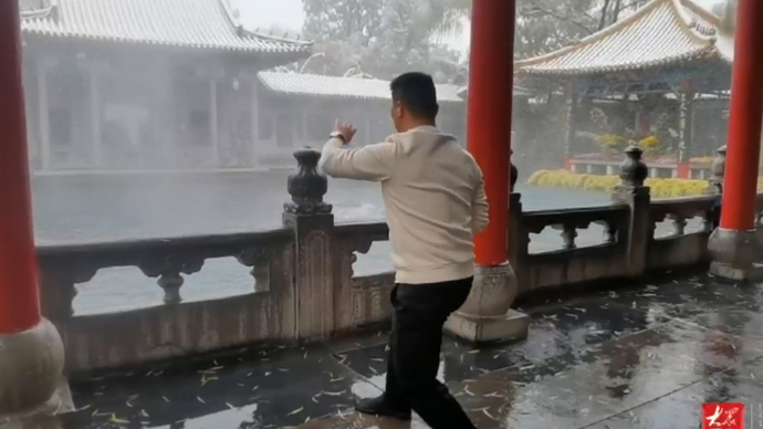 果然视频|欣赏到趵突泉雪景！菏泽男子即兴表演太极拳