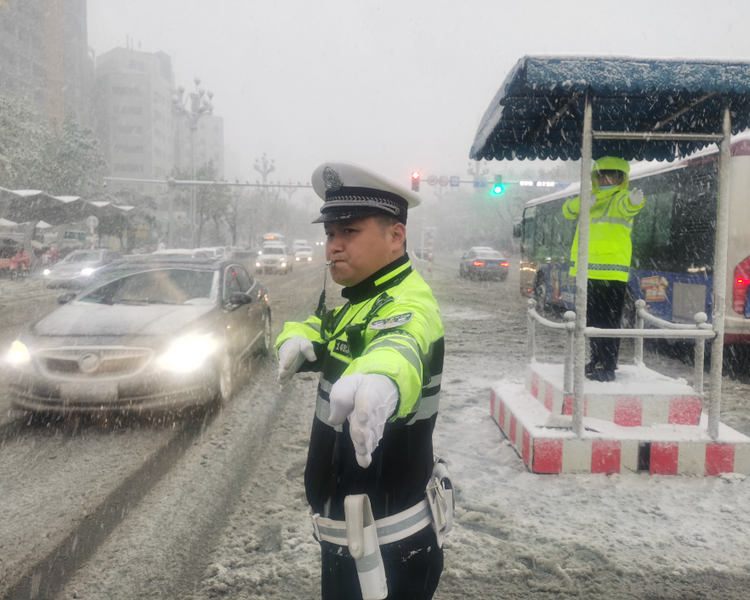 北风潜入悄无声，未品浓秋已立冬。11月7日，聊城暴雪夹杂着大风，气温骤降，一夜入冬。暴雪中，有坚守有温暖更有力量。