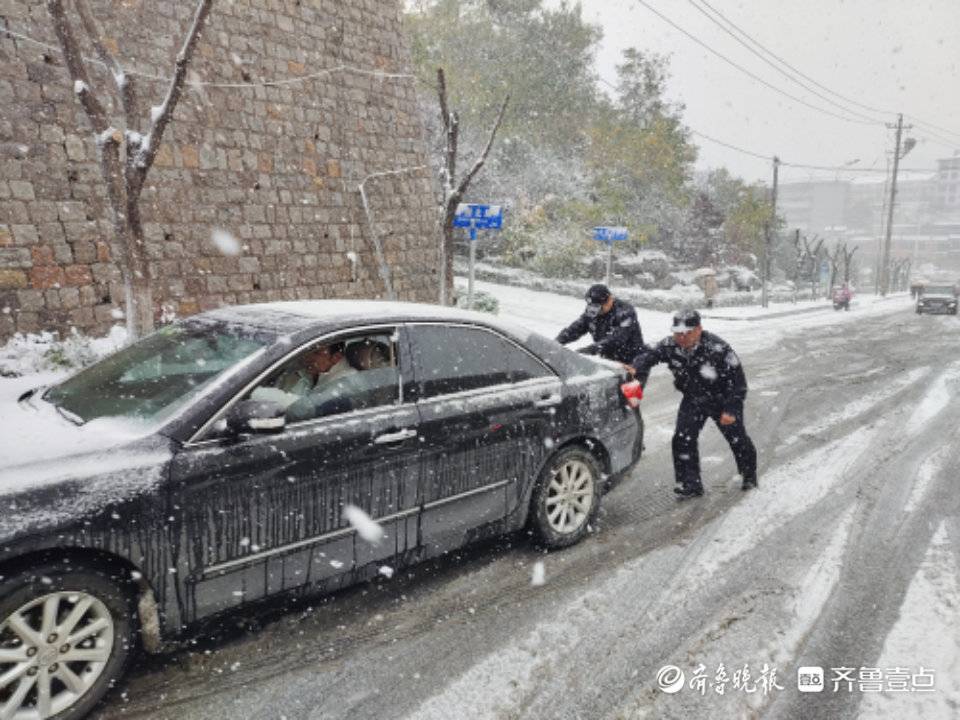 博山民警徒手推车上阵，5辆汽车“雪中脱困”
