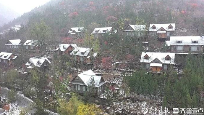 果然视频|银装素裹潭溪山航拍，白色小房子美如童话   