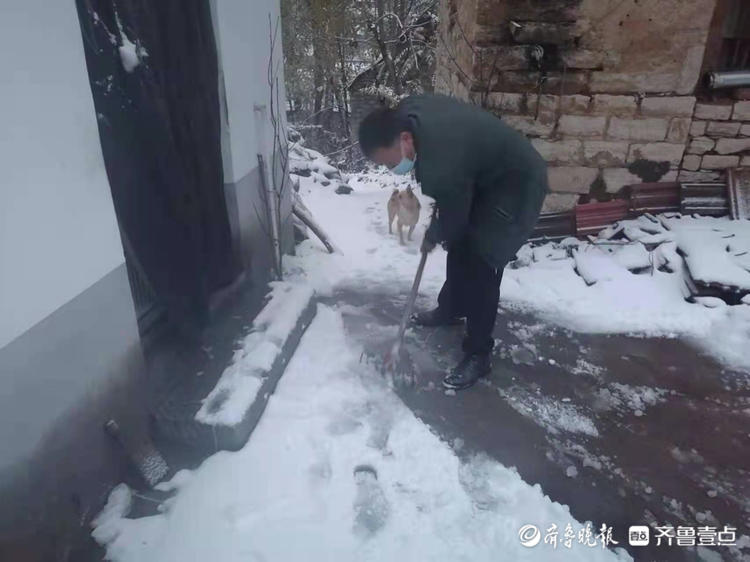 奋战初雪｜立冬淄博大雪至，博山镇党员干部锄雪忙