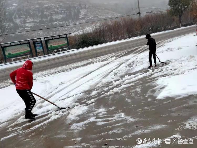 奋战初雪｜立冬淄博大雪至，博山镇党员干部锄雪忙