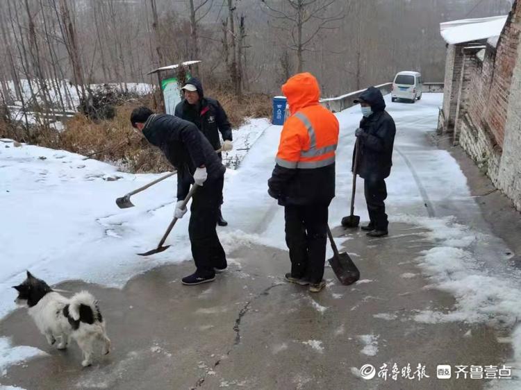 奋战初雪｜立冬淄博大雪至，博山镇党员干部锄雪忙
