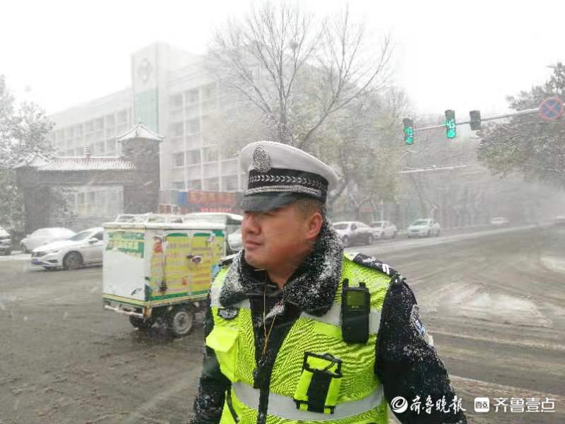 让警徽在风雪中闪烁！惠民交警雪天齐出动，疏堵保畅不放松
