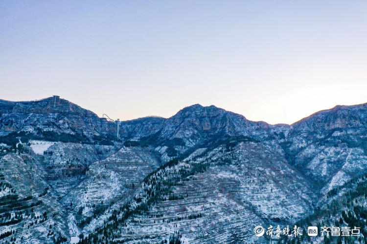 壹点图集｜金幕银装，晨曦中的雪后淄博潭溪山美若仙境