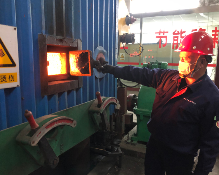 受寒潮影响，烟台市提前启动2021-2022年度城市集中供暖工作，于11月8日零时正式供暖。供暖首日，热企运行情况如何，居民家中温度如何？齐鲁晚报·齐鲁壹点记者兵分两路到部分供暖企业和居民家中探访。