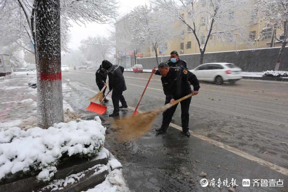 沾化区综合行政执法局：清除城区道路积雪 保障市民安全出行