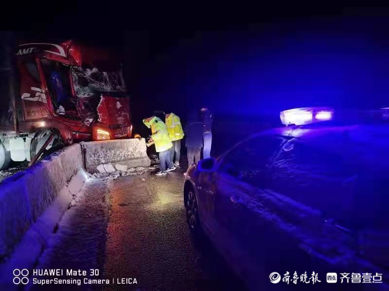 雪夜凌晨出警，滨州交通保障群众安全出行