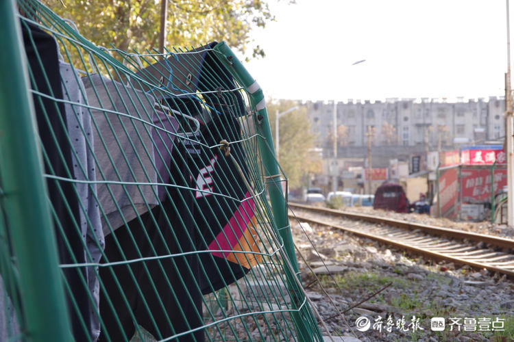 图集|铁道线旁，生活的烟火气息扑面而来