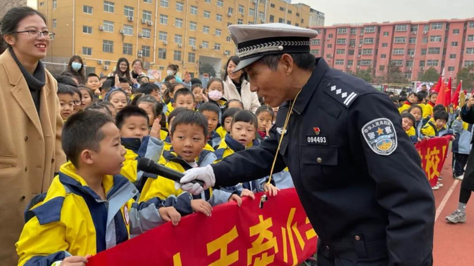 牡丹区交警交通安全宣传进校园预热122