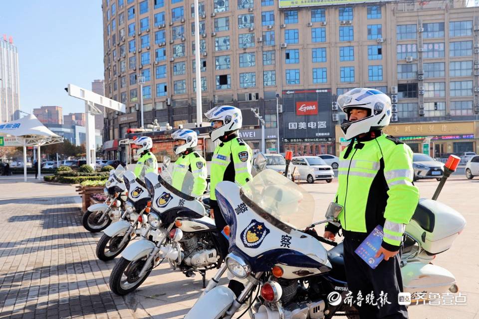 巨野警方开展第十个“122”全国交通安全日宣传活动