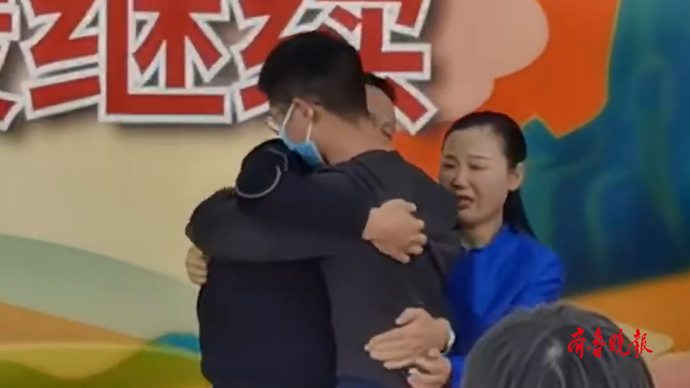 果然视频|“跟姐姐的手一样”，孙海洋和妻子拉住儿子的手