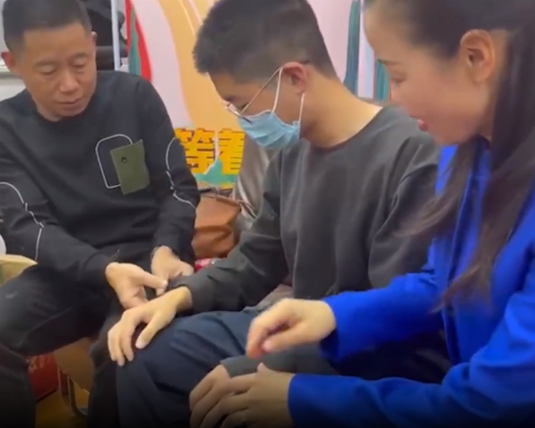 12月6日，齐鲁晚报·齐鲁壹点记者从相关渠道获悉，电影《亲爱的》里张译的原型孙海洋失散多年的儿子孙卓被找到，孙海洋与儿子孙卓DNA比对成功。