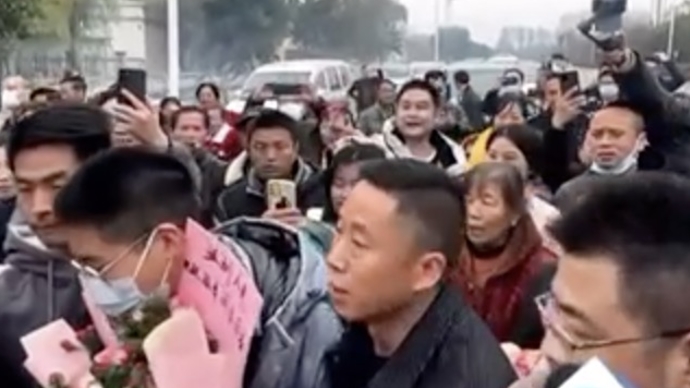 果然视频丨孙海洋孙卓回到湖北监利老家，众多亲友到现场迎接祝贺