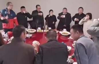 《亲爱的》小孩回老家，一场等待了14年的团圆饭