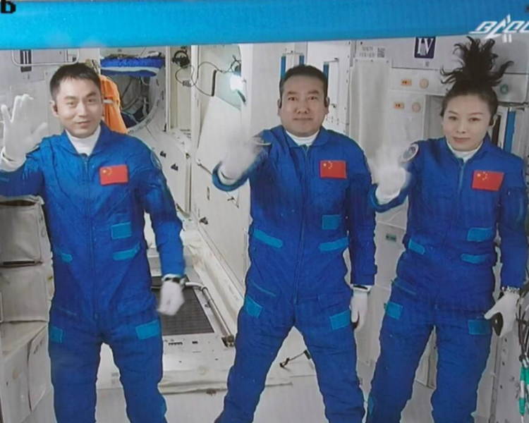 “中国空间站“天宫课堂”第一课定于12月9日15:40开始，神舟十三号乘组航天员翟志刚、王亚平、叶光富将在中国空间站进行太空授课。