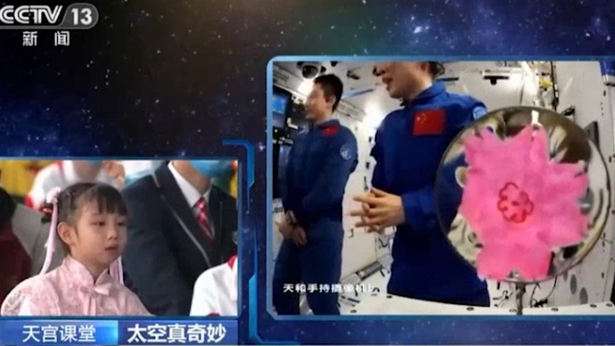 果然视频|天宫课堂开讲啦！王亚平和女儿做的花在太空绽开