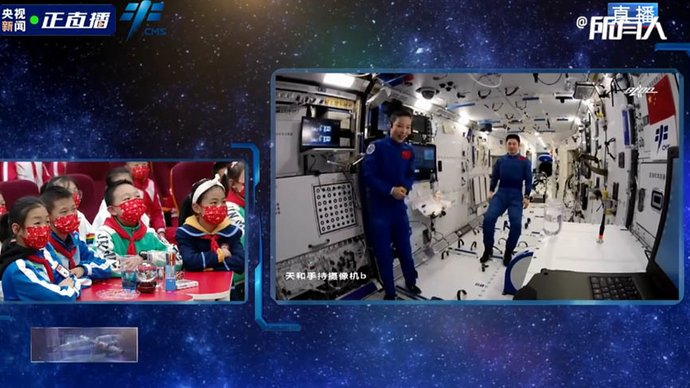 天宫课堂上王亚平认真讲课，“工具人”叶光富在旁疯狂配合