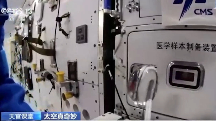 果然视频|太空中表面张力显神威，水膜注水变水球