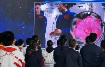 天宫课堂上“水膜实验”再现，这次它开花了