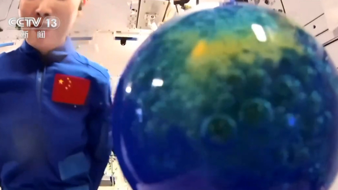 果然视频|太空真奇妙！王亚平在天宫第一课做了一个欢乐气泡球