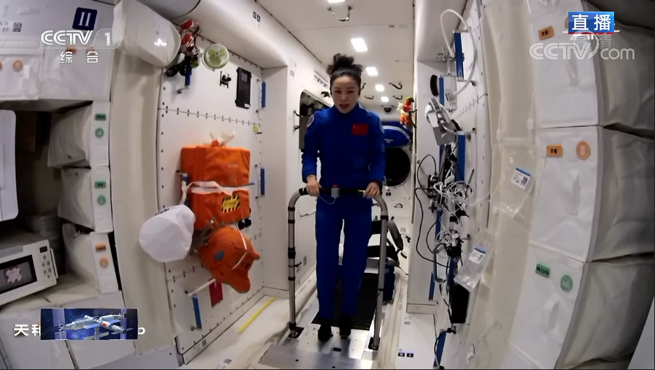 神舟十三号乘组航天员翟志刚,王亚平,叶光富在中国空间站进行太空授课