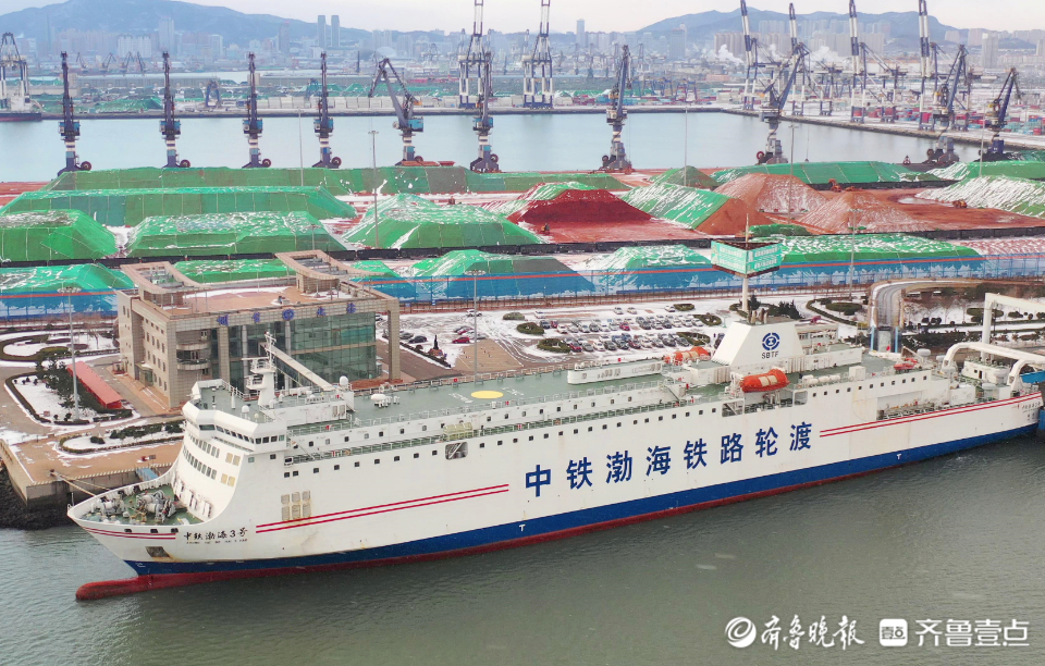 见雪上岗 扫雪除冰!烟台中铁渤海轮渡确保进出场通道畅通