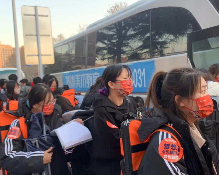 12月19日，山东省2022年普通高校招生艺术类专业统一考试开考，潍坊共报名5276人，其中美术类3568人，编导类514人，书法类226人，音乐类968人。