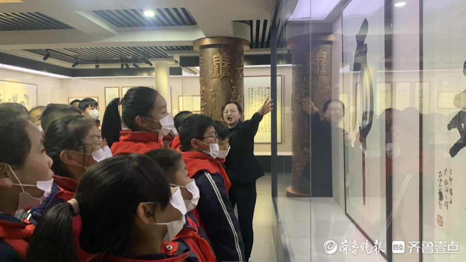 单县北辰实验学校组织师生到艺术馆参观