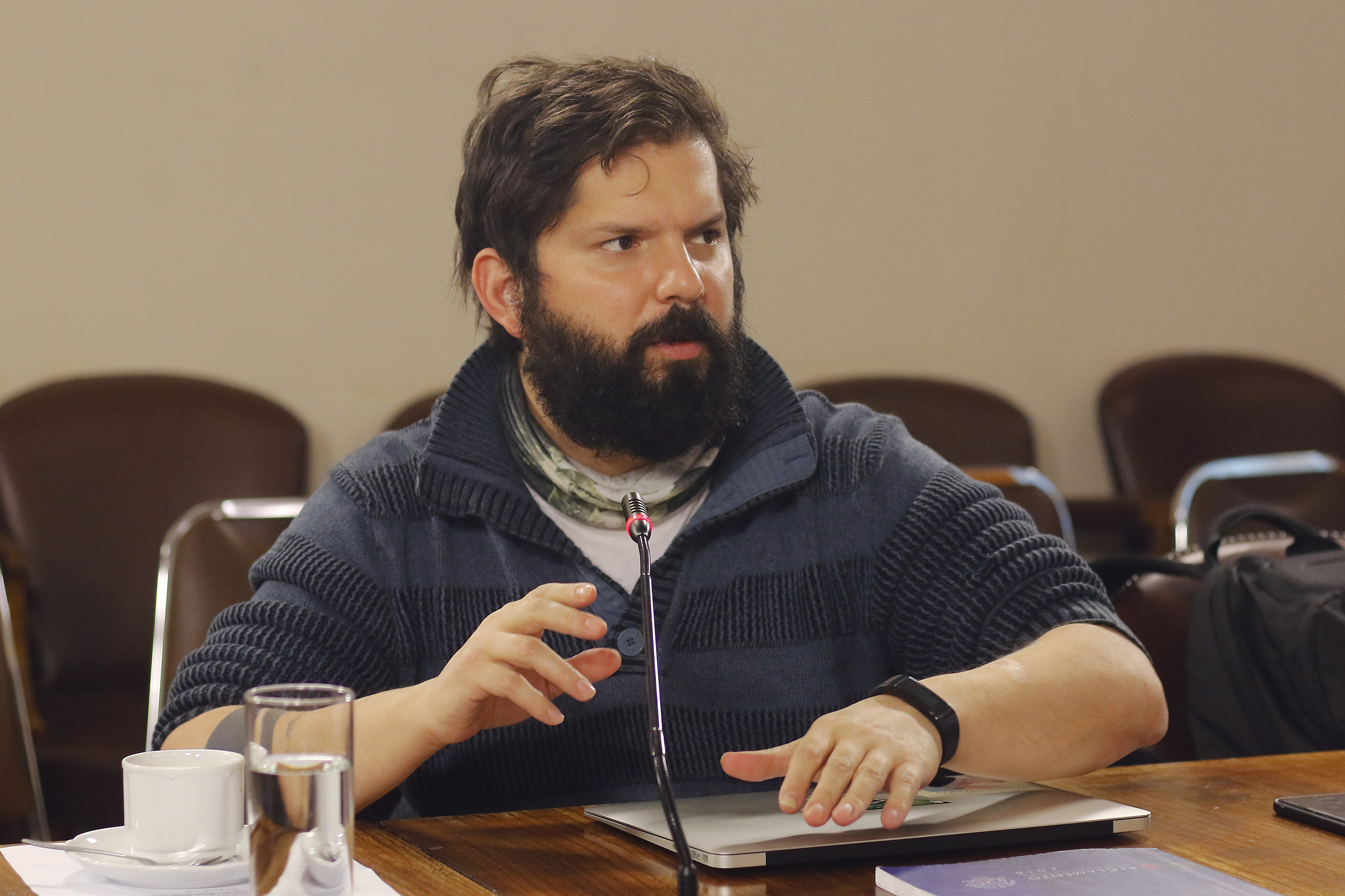 10年前他是学生运动领袖,现在35岁的他成了智利最年轻总统 - 海报新闻