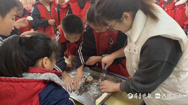 视频|单县北辰实验学校开展冬至包饺子活动
