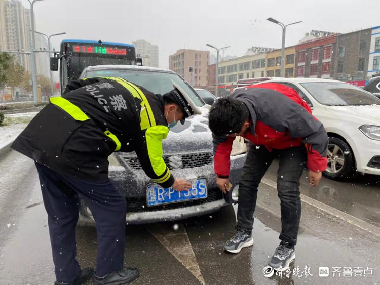 今冬首场雪来了，行车注意安全，菏泽交警伴你一路同行
